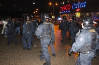 tschechische Polizisten sichern das Prager Derby ab