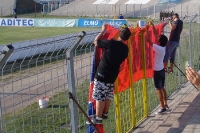 Fans des Vasas SC bringen Zaunfahnen an