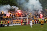 Fãs de SG Dynamo Dresden com pirotecnia
