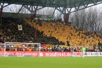 Os fãs de futebol de SG Dynamo Dresden na Alemanha