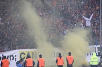 Gala Fans zünden Bengalos und Rauchbomben