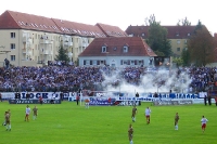 Fans des FC Magdeburg zünden eine Rauchbombe