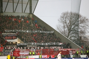 Spruchband gegen Essener Polizei Hallescher FC 
