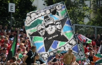Fans von Hannover 96 im Hamburger Stadion Hoheluft
