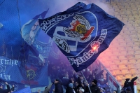 Fans von Hertha BSC zünden in Dresden Pyrotechnik