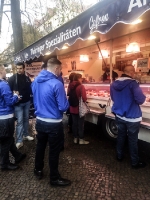 Hertha-Fans auf dem Wochenmarkt