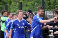Spieler von Holstein Kiel beim Abklatschen bei den Fans, 3:0-Sieg beim BAK 07