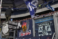 Support KSC Capo und Fans nach Spielende in Duisburg