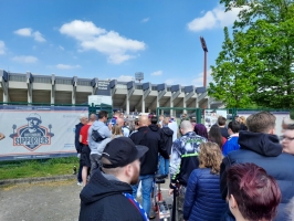 Schlange vor dem Grotenburg Stadion 23-04-2022
