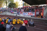 Fans und Spieler feiern Sieg in Oberhausen