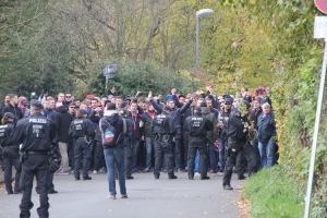 KFC Uerdingen Fans in Wuppertal Marsch zum Stadion