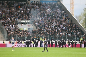 MSV Duisburg, Polizei vor Gästeblock nach Niederlage in Essen 07.04.2024