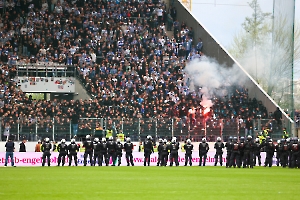 MSV Duisburg, Polizei vor Gästeblock nach Niederlage in Essen 07.04.2024
