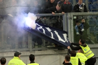Bitterer Moment: Inferno Duisburg Fahne wird verbrannt