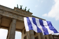 Die Zebra-Flagge vor dem Brandenburger Tor, Fans des MSV Duisburg in Berlin