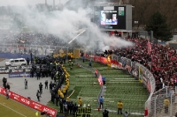 Pyrotechnik im Erfurter Block während der Partie beim FC Carl Zeiss Jena