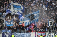 Fans / Ultras von Hertha BSC zünden Pyrotechnik beim DFB-Pokalspiel bei Rot-Weiss Essen