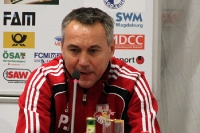 Peter Pacult, Trainer von RB Leipzig, auf der Pressekonferenz