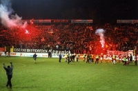 Bengalos bei Union Berlin nach dem Sieg im DFB-Pokal-Viertelfinale 2000/01