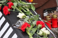 Blumen und Kerzen für eine Verstorbene: Die deutsche Fankultur