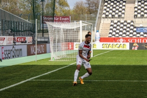 Isaiah Young Torjubel Rot-Weiss Essen vs. Schalke 04 II Spielszenen 03-04-2021
