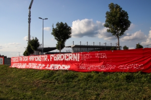 Banner Westtribüne vor dem Stadion gegen Straelen