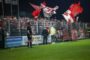 Rot-Weiss Essen Fans beim FC Wegberg Beeck vs. Rot-Weiss Essen Spielfotos 19-11-2021