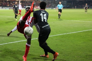 Mike Owusu hohes Bein, Daniel Heber SC Fortuna Köln vs. Rot-Weiss Essen Spielfotos 16-03-2022