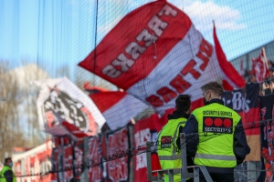 Securitas Ordner Rot-Weiss Essen vs. KFC Uerdingen Spielfotos 19-03-2022