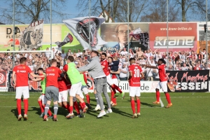 Rot-Weiss Essen Jubl über Auswärtssieg in Wiedenbrück Spielfotos 26-03-2022