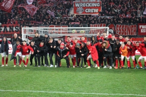 Rot-Weiss Essen Gruppenfoto nach Sieg über 1. FC Köln U21 Spielfotos 01-04-2022