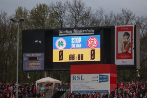 Anzeigentafel Stadion Niederrhein Rot Weiß Oberhausen vs. Rot-Weiss Essen Spielfotos 05-04-2022