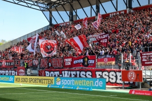 Rot-Weiss Essen Fans gegen Borussia Mönchengladbach U23 Spielfotos 16-04-2022