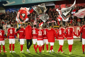 RWE Spieler und Fans feiern Sieg in Lotte 22-04-2022