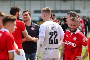 Rot-Weiss Essen feiert Sieg it Fans über Rödinghausen 07.05.2022