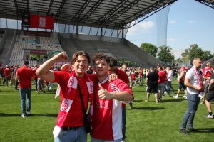 Zwei Rot-Weiss Essen Fans feiern Aufstieg in die 3. Liga  14.05.2022