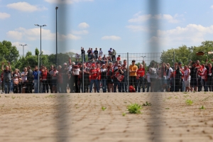 Rot-Weiss Essen Fans stehen draußen beim Aufstiegsspiel  14.05.2022