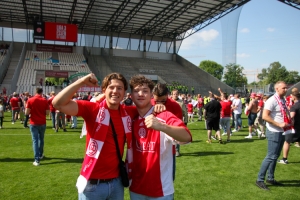 Zwei Rot-Weiss Essen Fans feiern Aufstieg in die 3. Liga  14.05.2022