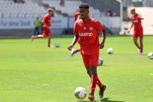 Aurel Loubongo Rot-Weiss Essen erstes öffentliches Training 16.06.2022