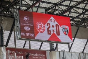 Anzeigentrafel 2:0 Halbzeitstand Rot-Weiss Essen vs. FC Ingolstadt 04 Spielfotos 20.08.2022