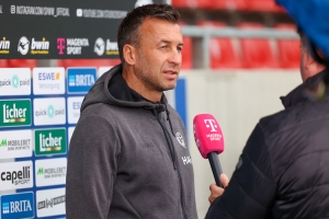 Christoph Dabrowski Trainer RWE Interview bei SV Wehen Wiesbaden vs. Rot-Weiss Essen 02.10.2022