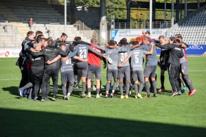 RWE Spieler feiern Sieg in Freiburg 09.10.2022