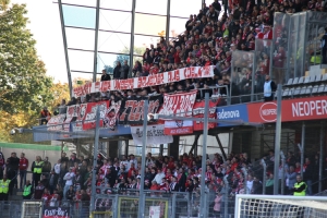 RWE-Fans, Spruchband in Freiburg: SC Freiburg II vs. Rot-Weiss Essen 09.10.2022