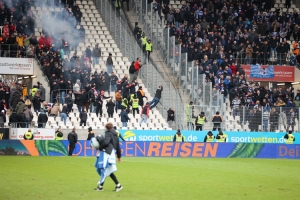 MSV Duisburg Fans werfen Böller