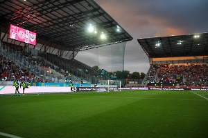 Stadion an der Hafenstraße dunkle Wolken 