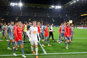 RWE Fans feiern Sieg in Dortmund mit Team 13.10.2023