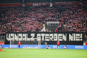 Vandalz sterben nie Banner Rot-Weiss Essen vs. VfB Lübeck Spielfotos 15.12.2023