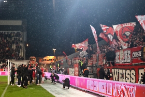Rot-Weiss Essen Jubel über Sieg gegen Hallescher FC 19.12.2023