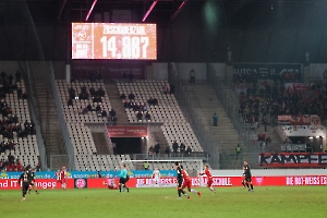 Zuschauerzahl Anzeigentafel Rot-Weiss Essen vs. Hallescher FC Spielfotos 19.12.2023