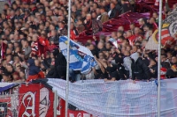 Essener präsentieren Duisburger Fahne